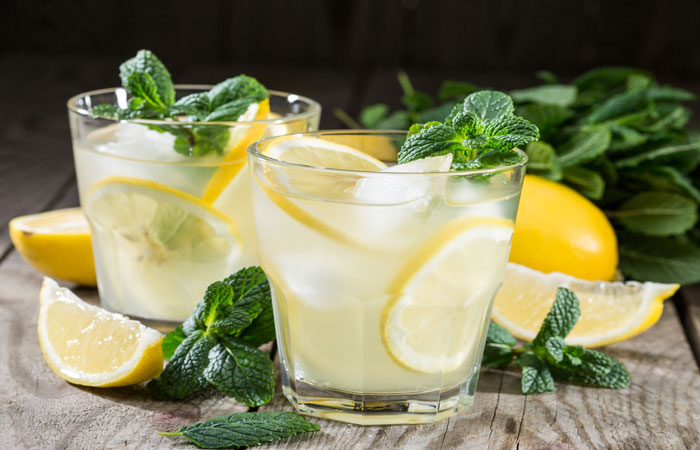 Agua fresca de limón con hierbabuena!